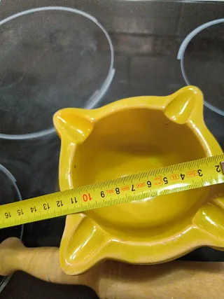 Mortero de cerámica y madera