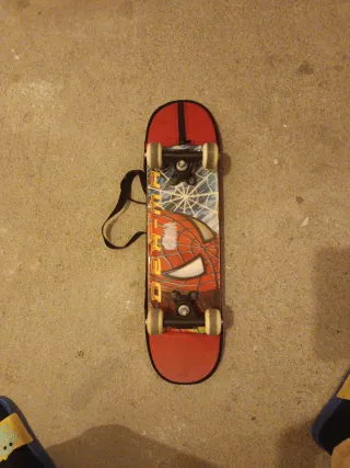 Monopatín y funda de Spiderman