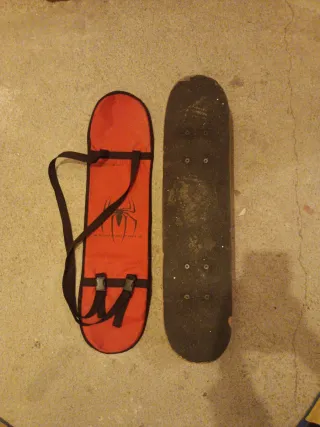 Monopatín y funda de Spiderman