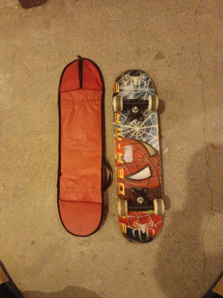 Monopatín y funda de Spiderman