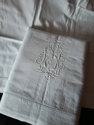 Sábana antigua bordada
