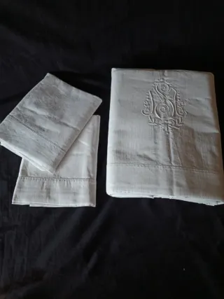 Sábana antigua bordada