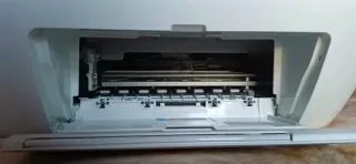 Impresora HP gris y blanca