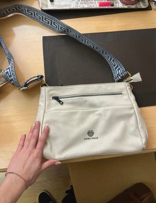 Bolso Laura Valle beige con correa azul
