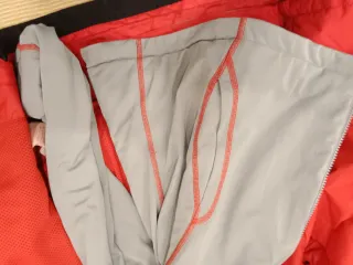 Chaqueta trekking/esquí negra y roja