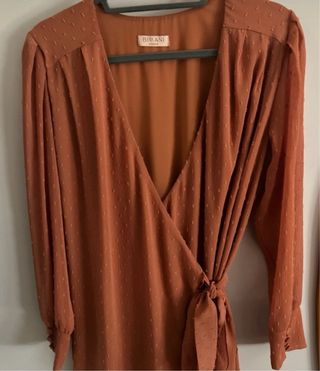 Vestido Bimani cruzado con volantes.