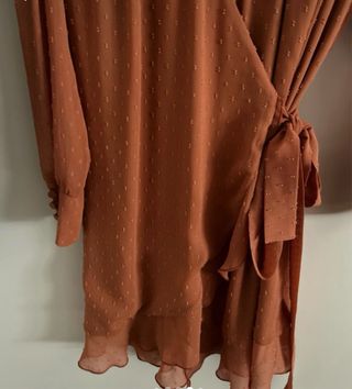 Vestido Bimani cruzado con volantes.