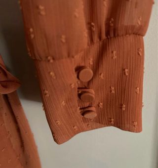 Vestido Bimani cruzado con volantes.