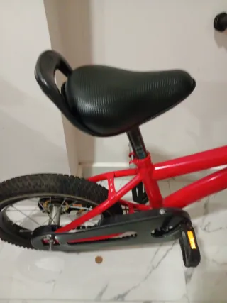 Bicicleta infantil roja
