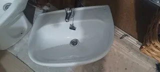 Lavabo nuevo con pie y grifo