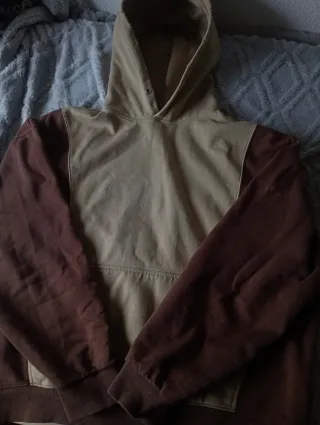 Sudadera beige y marrón