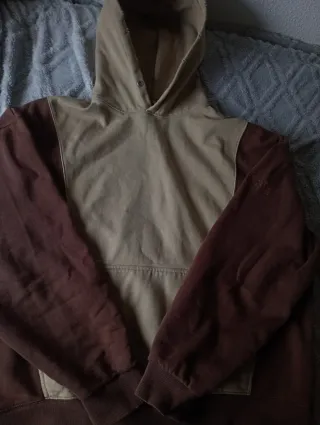 Sudadera beige y marrón