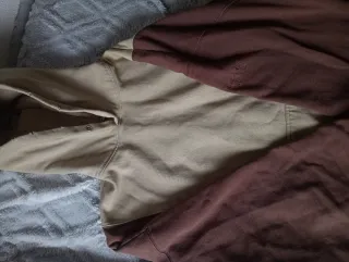 Sudadera beige y marrón
