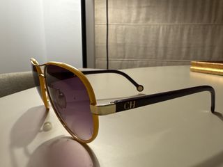 Gafas de sol Carolina Herrera doradas y moradas