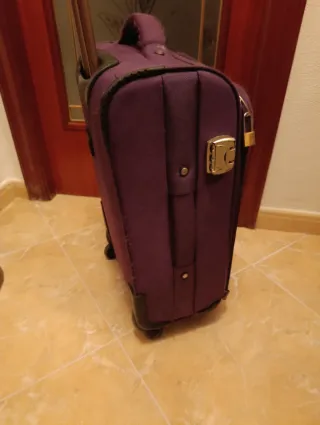Maleta de viaje morada