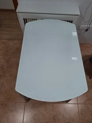 Mesa cristal y aluminio de cocina.