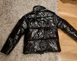 Chaqueta plumífera negra brillante