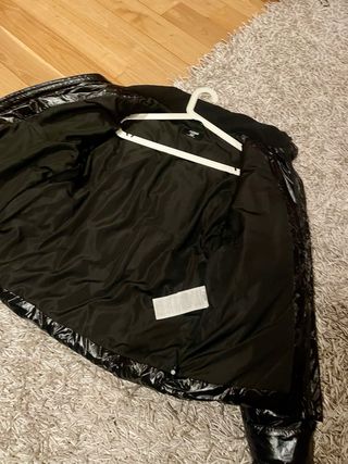 Chaqueta plumífera negra brillante