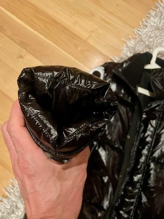 Chaqueta plumífera negra brillante