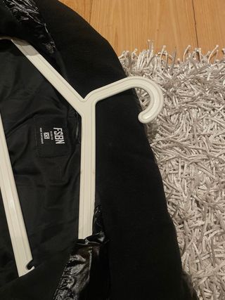 Chaqueta plumífera negra brillante