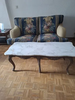 Sofá de 2 plazas y mesa de centro