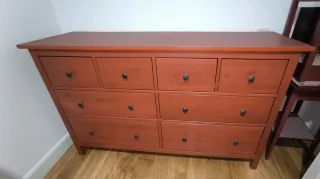 Cómoda Hemnes Ikea 8 cajones rojiza