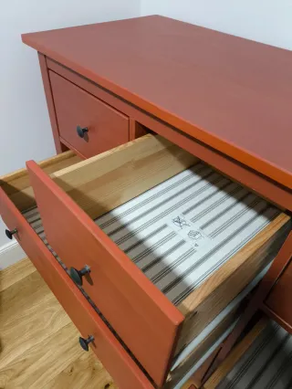 Cómoda Hemnes Ikea 8 cajones rojiza