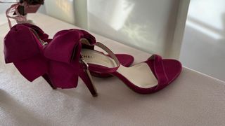 Tacchi fucsia eleganti con fiocco