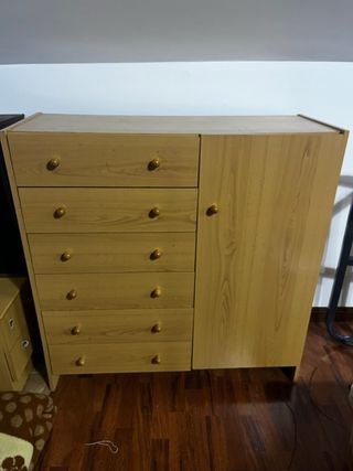 Cómoda de madera con armario