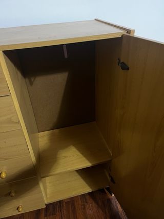 Cómoda de madera con armario
