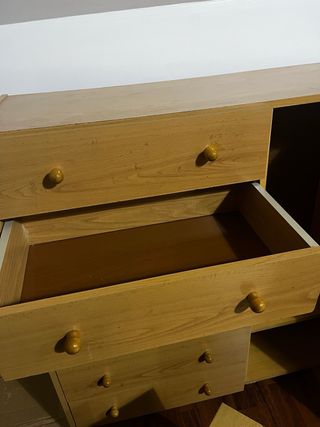 Cómoda de madera con armario