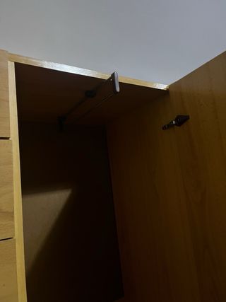 Cómoda de madera con armario