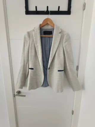 Blazer Zara crudo con detalles azul