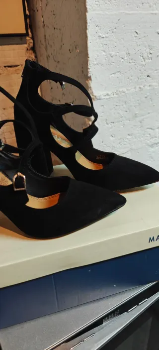 Zapatos de tacón marrones con hebilla