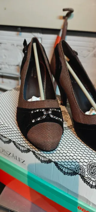 Zapatos de tacón marrones con hebilla