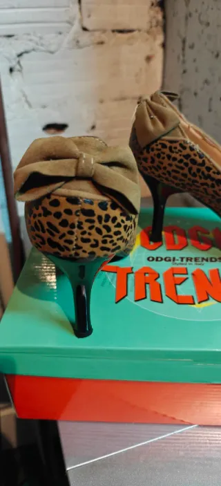 Zapatos de tacón marrones con hebilla