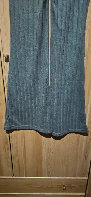 Pantalón campana verde militar acanalado