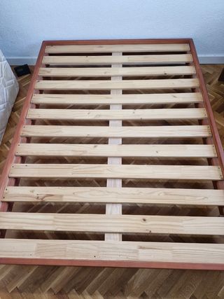 Estructura de cama de madera con lamas