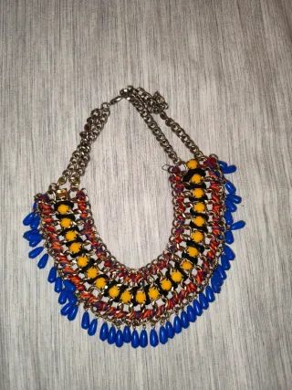 Collar llamativo con cuentas y cadena