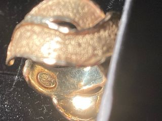 Anillo de oro con diseño texturizado