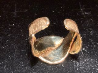 Anillo de oro con diseño texturizado
