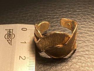 Anillo de oro con diseño texturizado