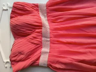 Vestido de fiesta color salmón con pedrería.