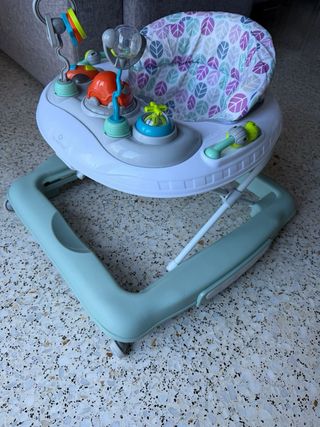 Andador bebé con juguetes