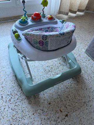 Andador bebé con juguetes