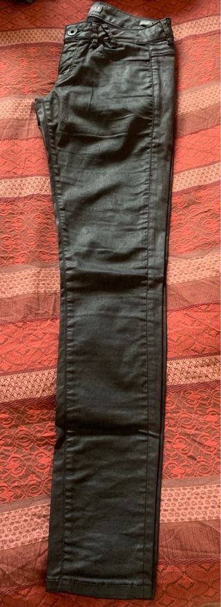Pantalones vaqueros Guess negros. Talla 29.