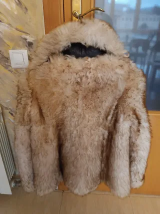 Abrigo de pelo beige y marrón