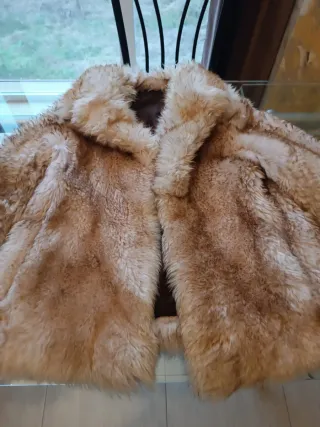 Abrigo de pelo beige y marrón