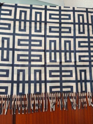 Mantón azul y blanco con flecos