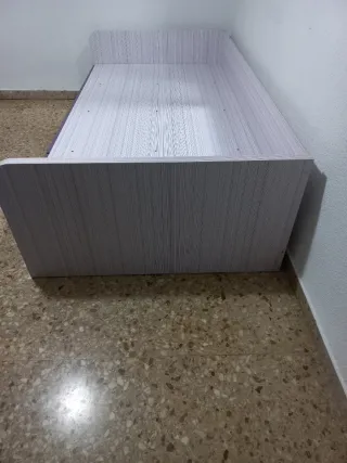 Cama juvenil con escritorio y cajones.